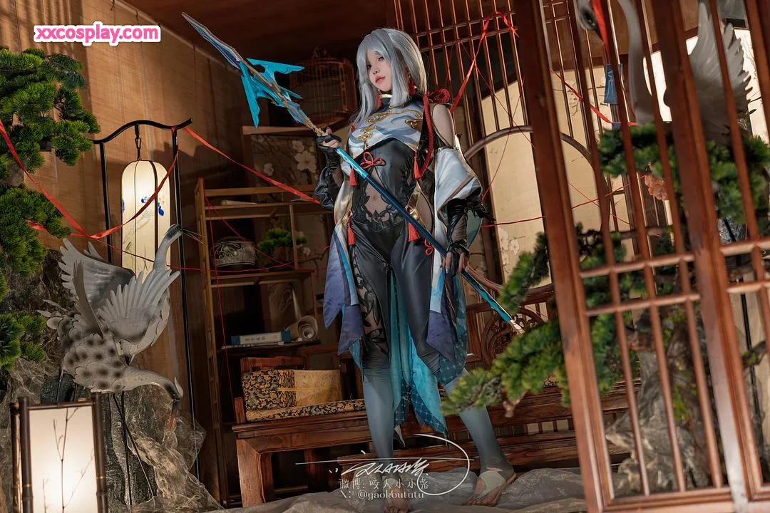 Yao Yi Kou Tu Niang: Shenhe Cosplay (Genshin Impact)